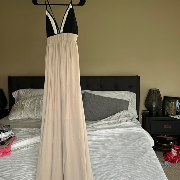 AKIRA Dresses & Skirts - Beautiful sun dress - zipper up back with tie